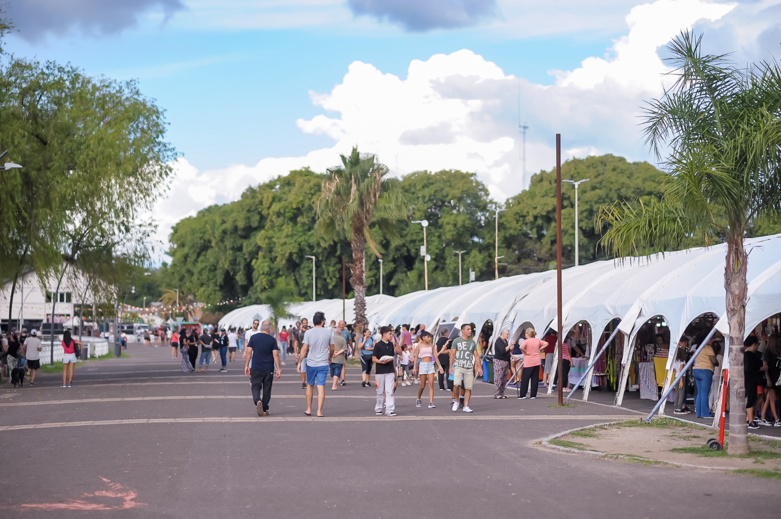 Paranaenses y turistas disfrutan de una nueva edición de la Feria de Semana Santa Paranaenses y turistas disfrutan de una nueva edición de la Feria de Semana Santa