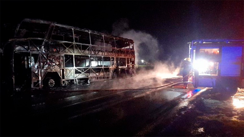 Más de 40 pasajeros salvaron su vida al incendiarse el micro en el que viajaban Más de 40 pasajeros salvaron su vida al incendiarse el micro en el que viajaban
