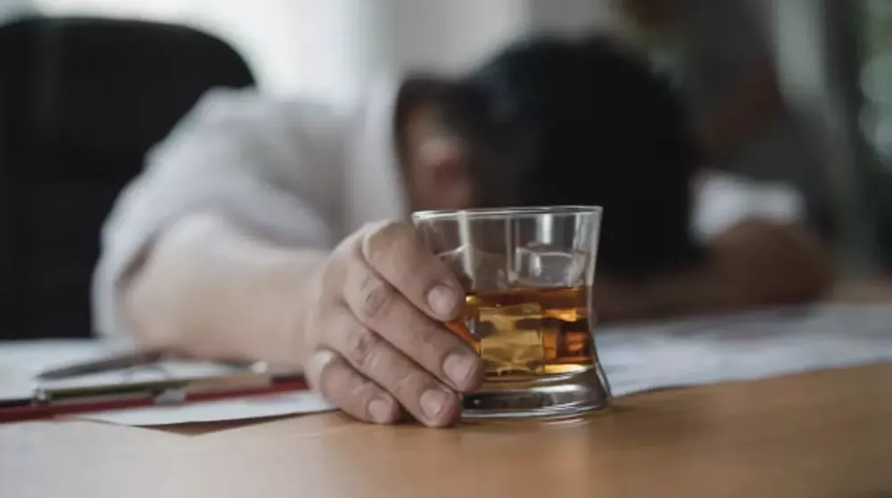 Implantaron un chip en un paciente alcohólico para inhibir la adicción