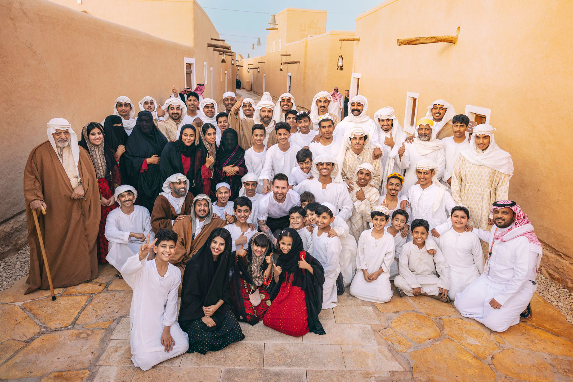 Messi rodeado por sauditas de todas las edades a pura sonrisa (AhmedAlKhateeb)