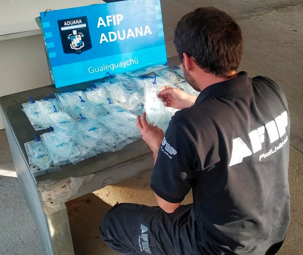 Un hombre fue detenido con seis litros de semen porcino en su equipaje