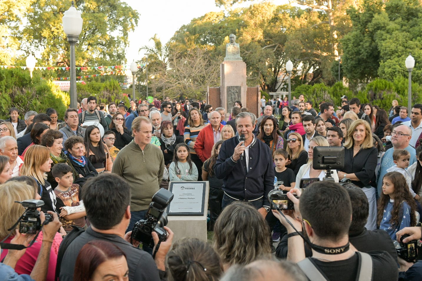 Bahl y Bordet inauguraron la puesta en valor de la Plaza Sáenz Peña Bahl y Bordet inauguraron la puesta en valor de la Plaza Sáenz Peña