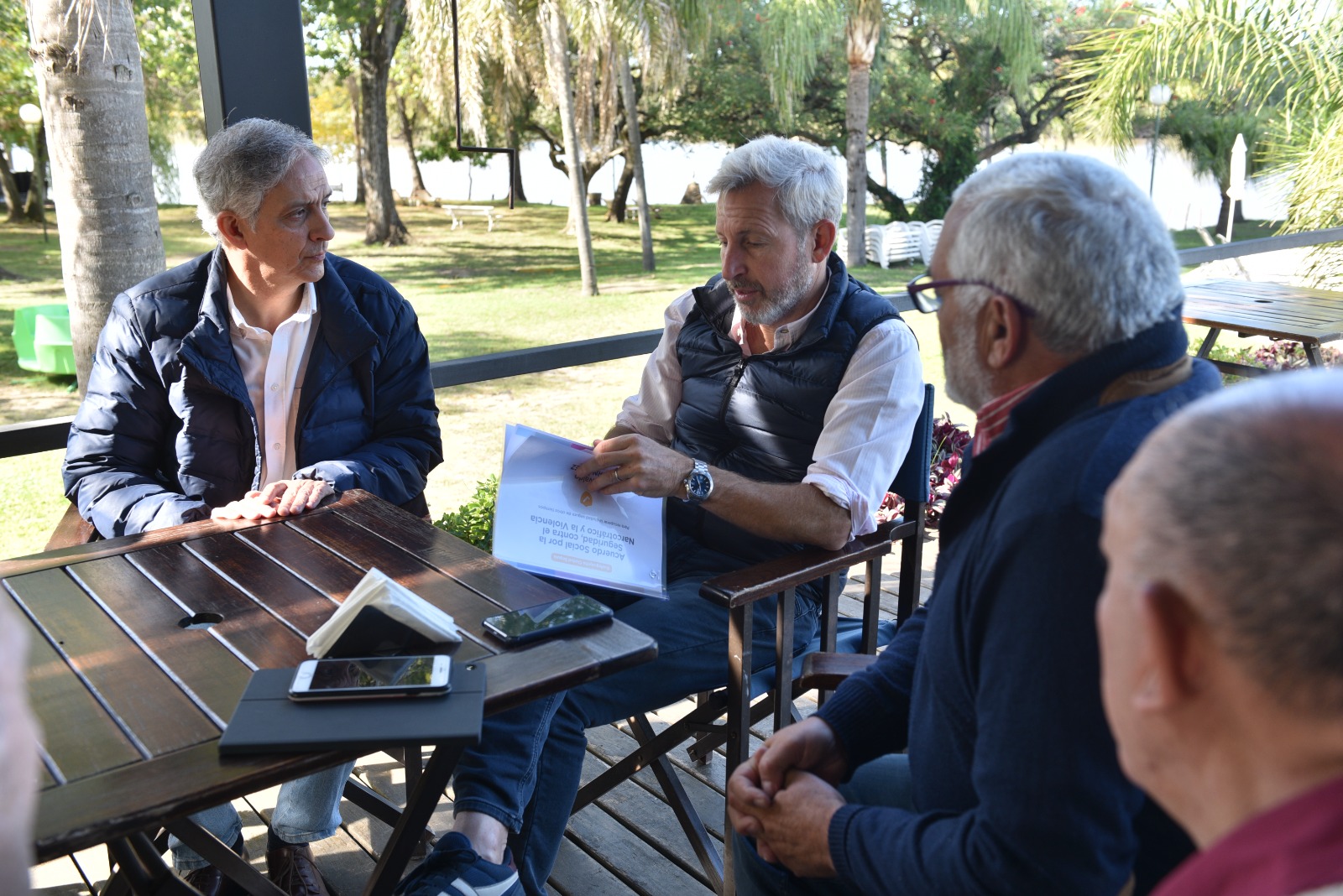 Fernández entregó a Frigerio una propuesta de seguridad para Gualeguaychú Fernández entregó a Frigerio una propuesta de seguridad para Gualeguaychú
