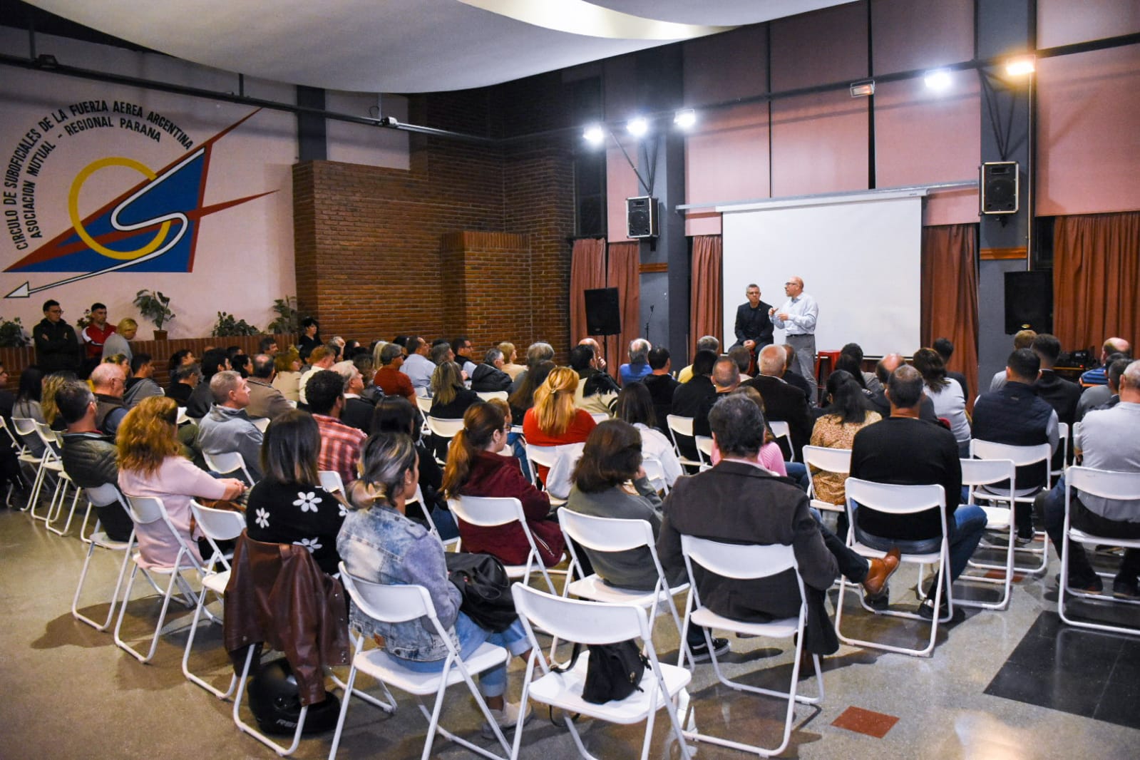 Presentaron el libro “Deconstruir el Populismo” en Paraná Presentaron el libro “Deconstruir el Populismo” en Paraná