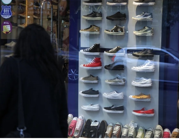 Recuerdan que los comercios deben exponer los precios en las vidrieras Recuerdan que los comercios deben exponer los precios en las vidrieras