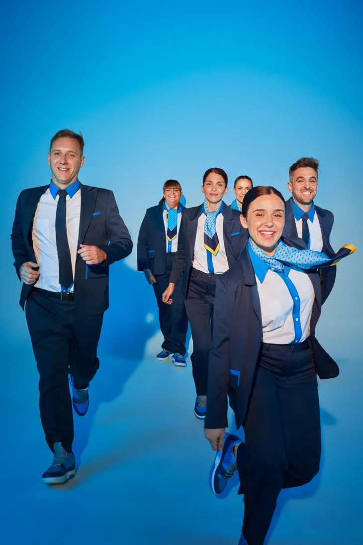 Aerolíneas Argentinas renovó los uniformes de pilotos y azafatas y lanzó sus propias zapatillas