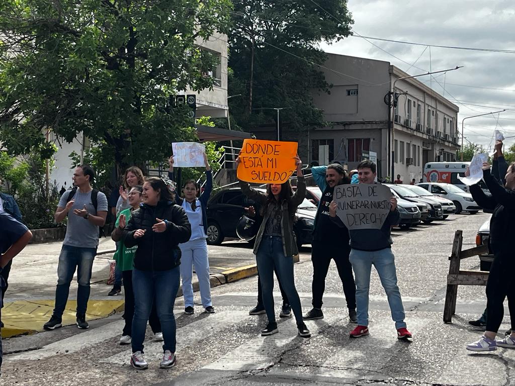 Enfermeros suplentes del San Roque exigieron que les depositen sus salarios Enfermeros suplentes del San Roque exigieron que les depositen sus salarios