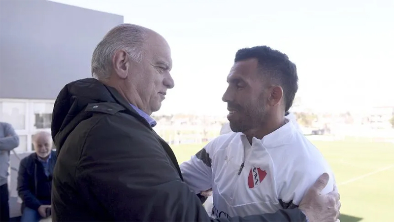 El presidente de Independiente confirmó la renovación de Carlos Tevez