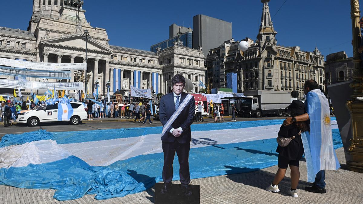 Con remeras, banderas y disfraces, los simpatizantes de Milei le ponen color festivo a la asunción Con remeras, banderas y disfraces, los simpatizantes de Milei le ponen color festivo a la asunción