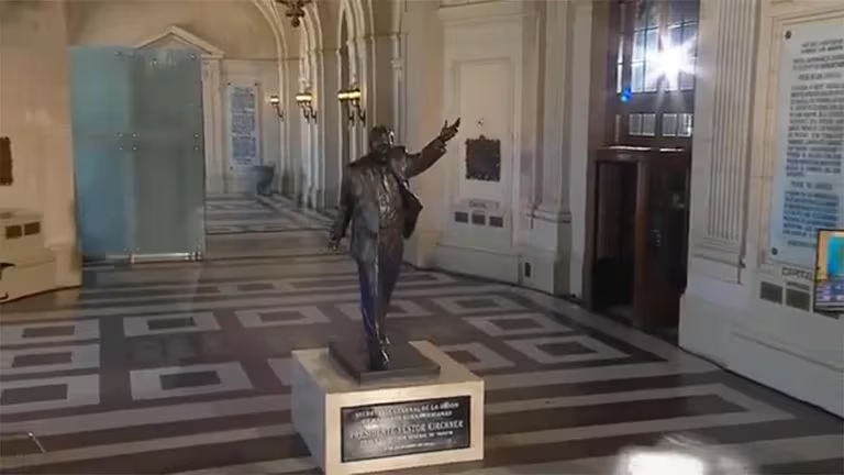 La estatua de Néstor Kirchner ya no está en el CCK: “Se la llevó Cristina” La estatua de Néstor Kirchner ya no está en el CCK: “Se la llevó Cristina”