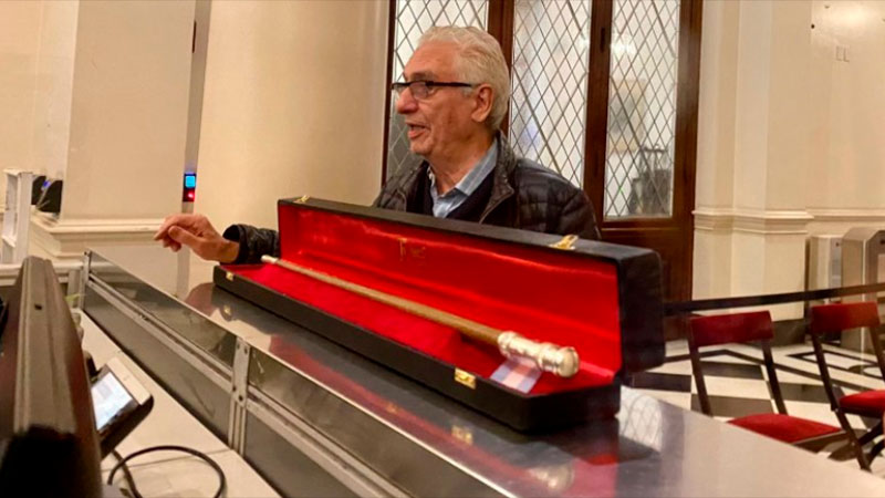 Pallarols visitó Casa Rosada y entregó el bastón presidencial que usará Milei Pallarols visitó Casa Rosada y entregó el bastón presidencial que usará Milei