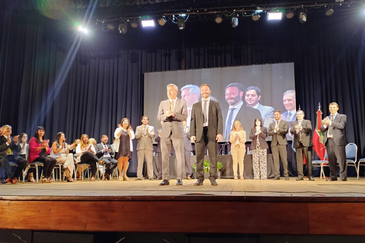 Asumió Azcué y habló de la lucha contra la pobreza y el «fin de los privilegios»