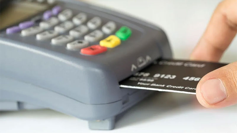 Bancos aumentan sus comisiones y las tasas por atraso en el pago de la tarjeta