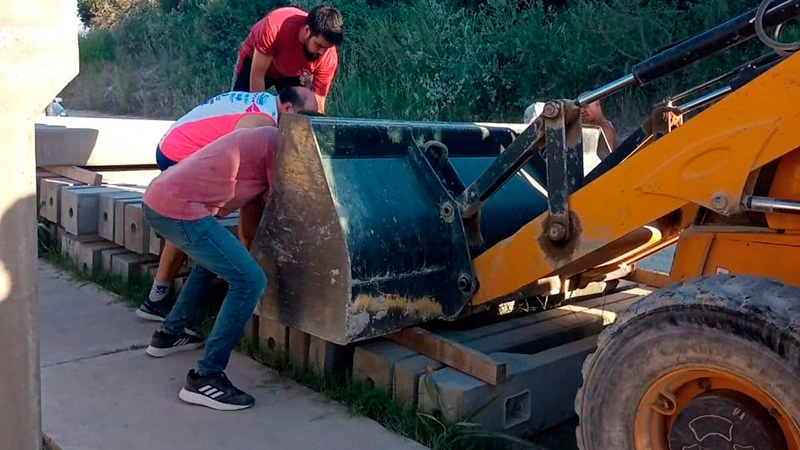 Vecinos de Altos del Paraná “tomaron” la obra y trabajan para terminarla Vecinos de Altos del Paraná “tomaron” la obra y trabajan para terminarla
