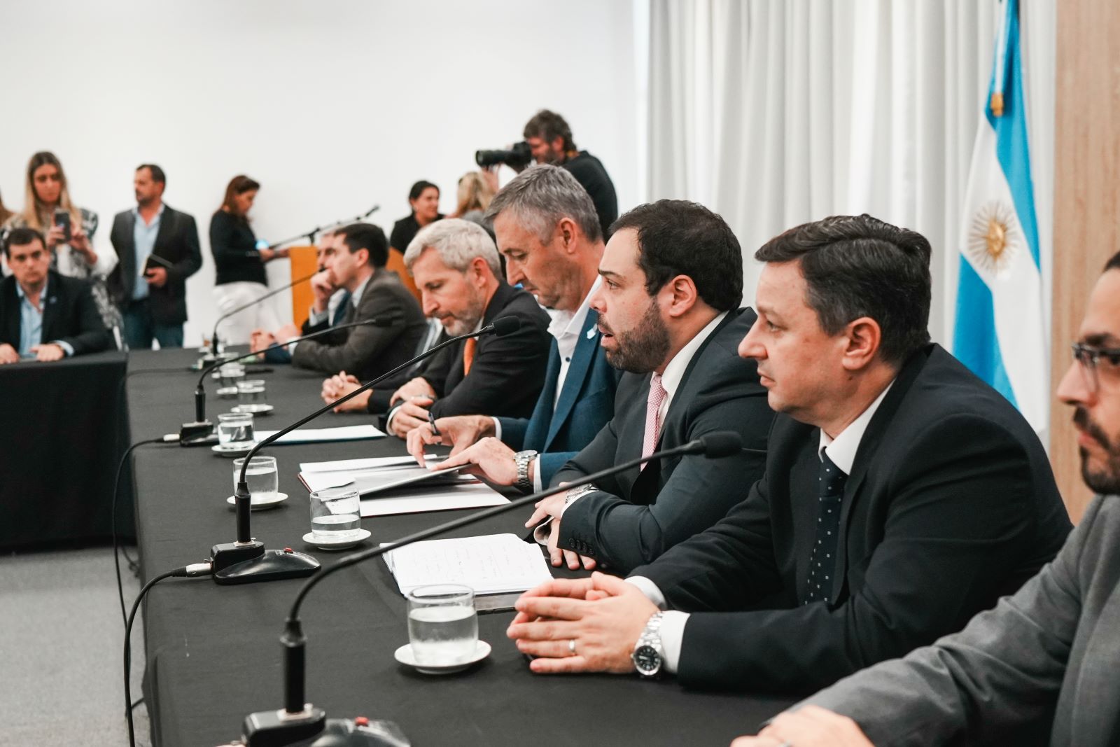 El Gobierno presentó su propuesta de Reforma Política y convocó a la oposición a consensuarla