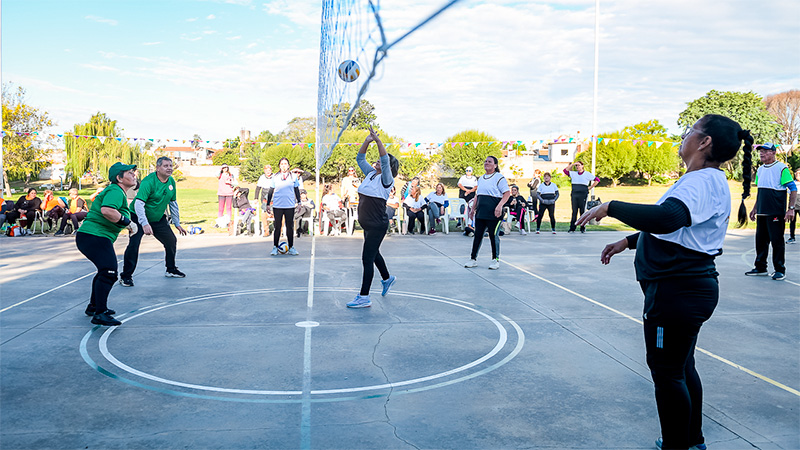 Jóvenes y adultos disfrutaron de encuentros en Escuelas Municipales de Deportes Jóvenes y adultos disfrutaron de encuentros en Escuelas Municipales de Deportes