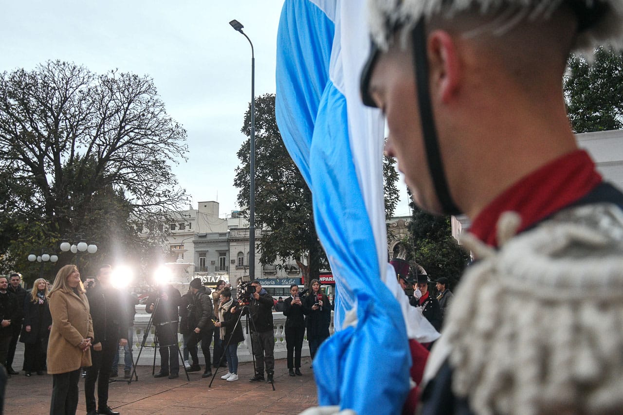 Paraná cumple 211 años: Izaron la bandera Argentina en la Plaza 1º de Mayo