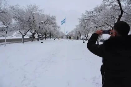 Frío extremo en todo el país: se congeló el agua de una pileta en La Pampa Frío extremo en todo el país: se congeló el agua de una pileta en La Pampa