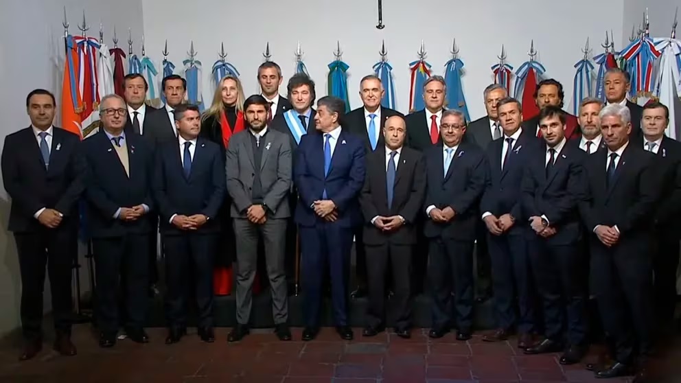 Los gobernadores y un incipiente armado político la oposición se reorganiza su vinculo con Milei