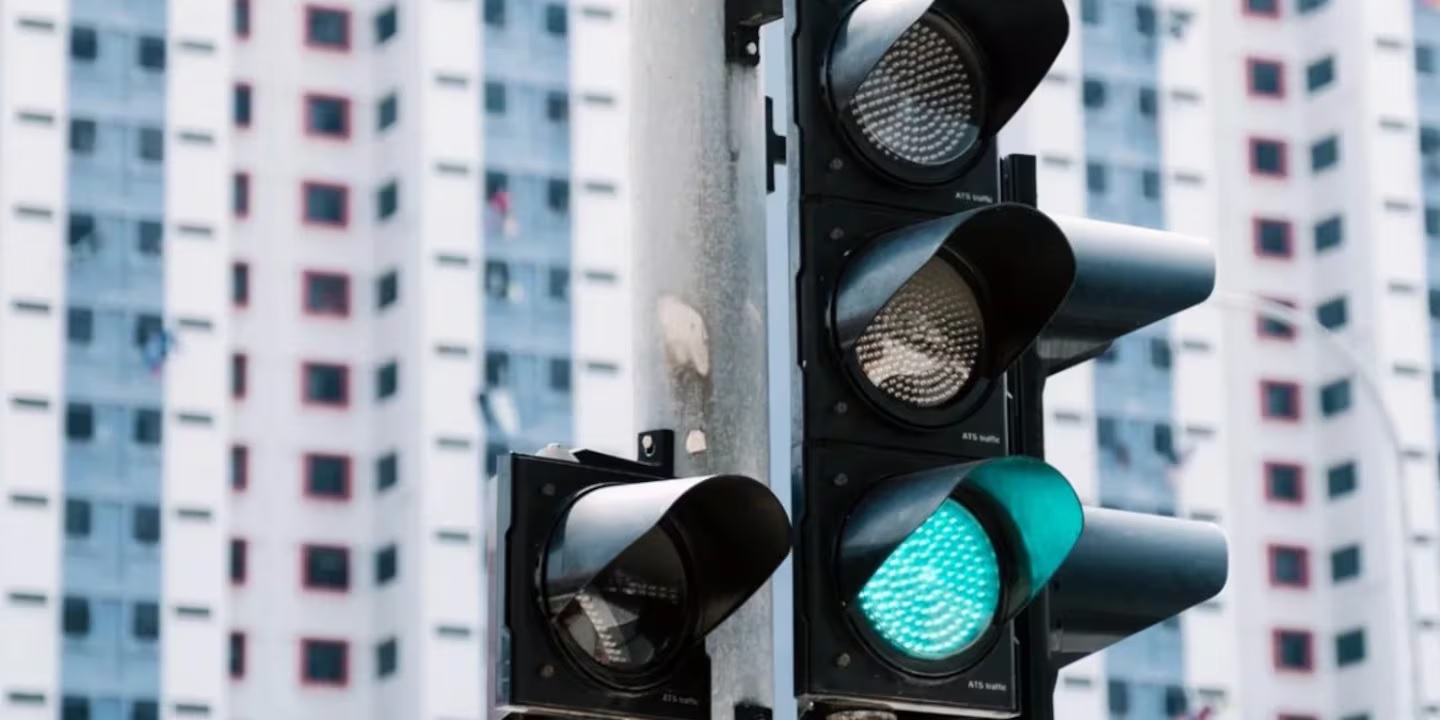 Color blanco en los semáforos: qué significa, por qué lo agregan y en qué lugares estará activo