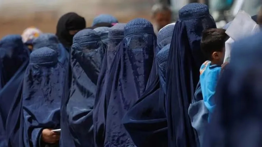 Talibanes prohibieron la voz de las mujeres: no pueden hablar, cantar o recitar