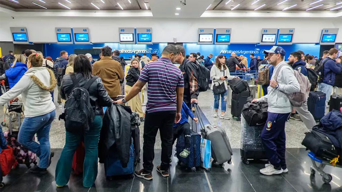 Terminó el paro de pilotos casi 40.000 pasajeros y 300 vuelos afectados Terminó el paro de pilotos casi 40.000 pasajeros y 300 vuelos afectados