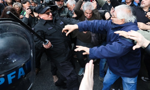 Reprimieron a los jubilados frente al Congreso durante una protesta contra el veto
