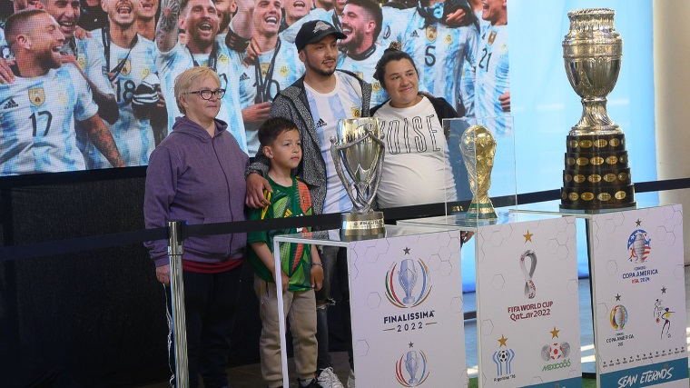 Miles de paranaenses disfrutaron la muestra con las copas obtenidas por la Selección Argentina de Fútbol