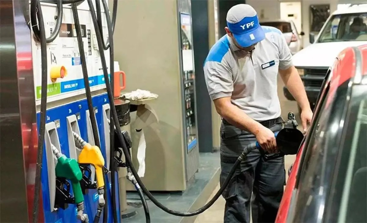 El combustible baja un 3% en la Argentina por la caída internacional del petróleo