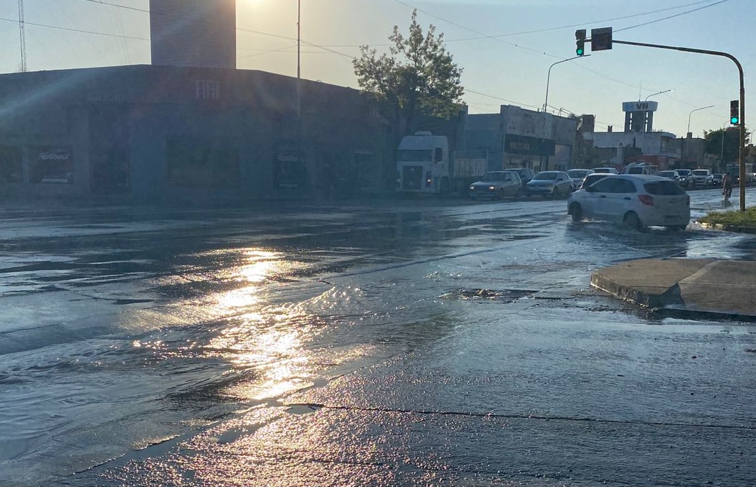 Realizan trabajos en la red de agua potable de avenida Almafuerte