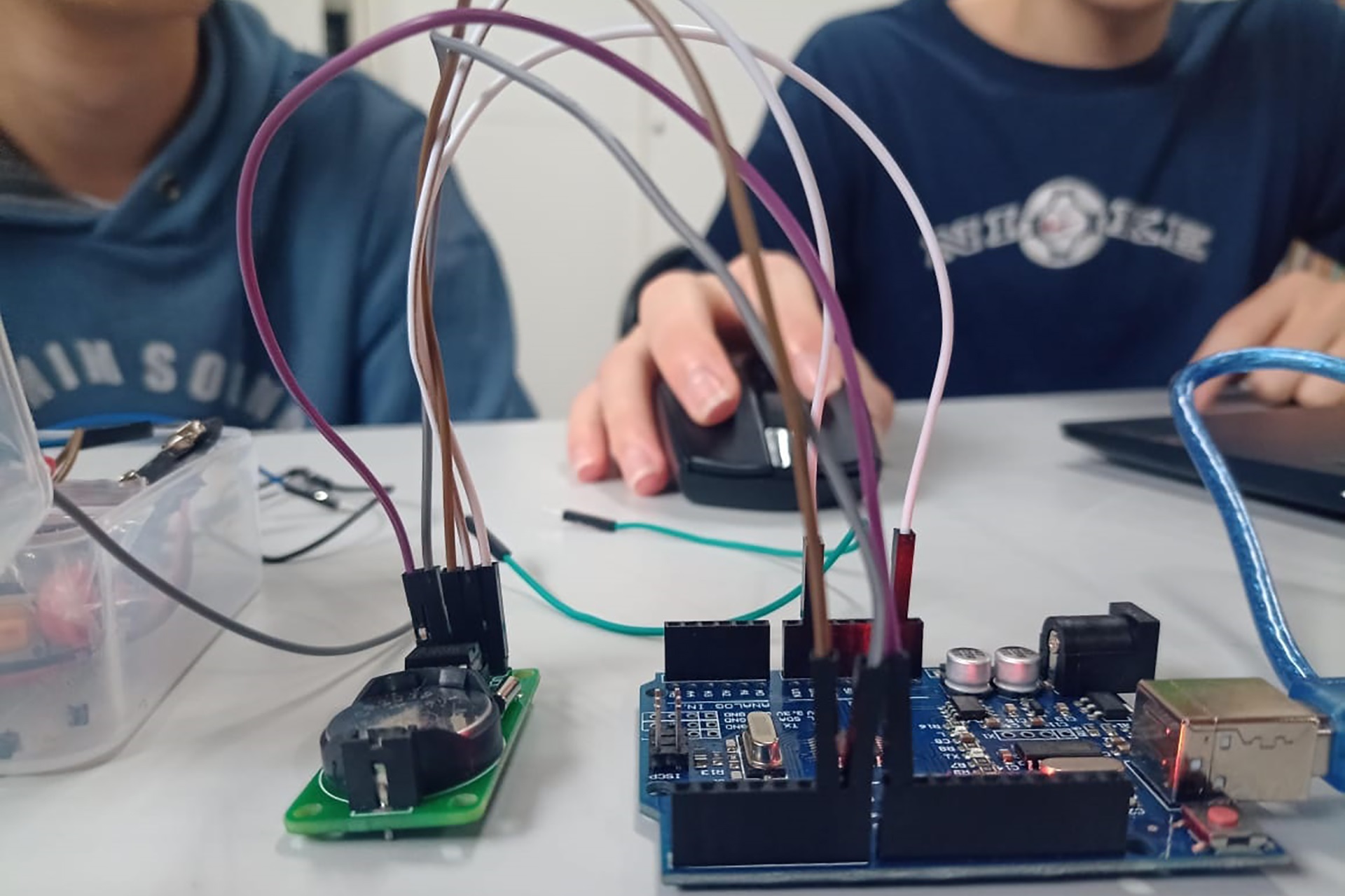 Estudiantes fabrican un timbre automático para su escuela