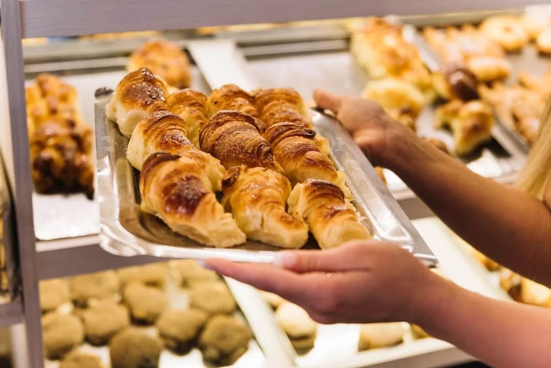 El Gobierno gasta  millones en medialunas y panes para los desayunos de Casa Rosada y Olivos