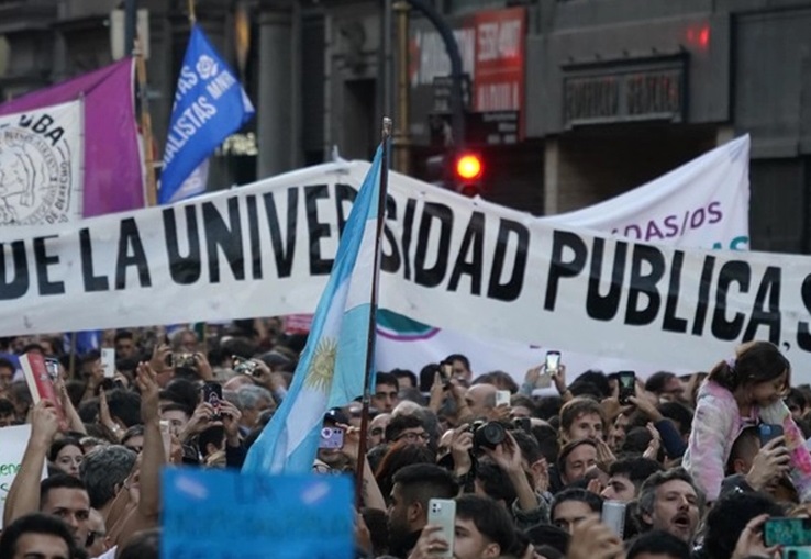 Docentes y estudiantes marcharán en defensa de la educación pública este miércoles Docentes y estudiantes marcharán en defensa de la educación pública este miércoles