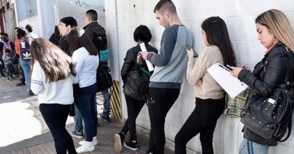El desempleo joven es casi tres veces mayor al del mercado general y crece la informalidad El desempleo joven es casi tres veces mayor al del mercado general y crece la informalidad