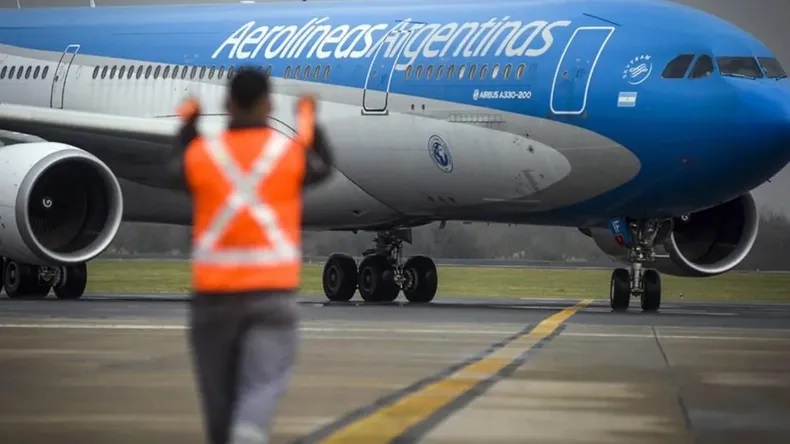 Aerolíneas Argentinas: “O se cierra o se privatiza, pero no va a seguir en manos del Gobierno»