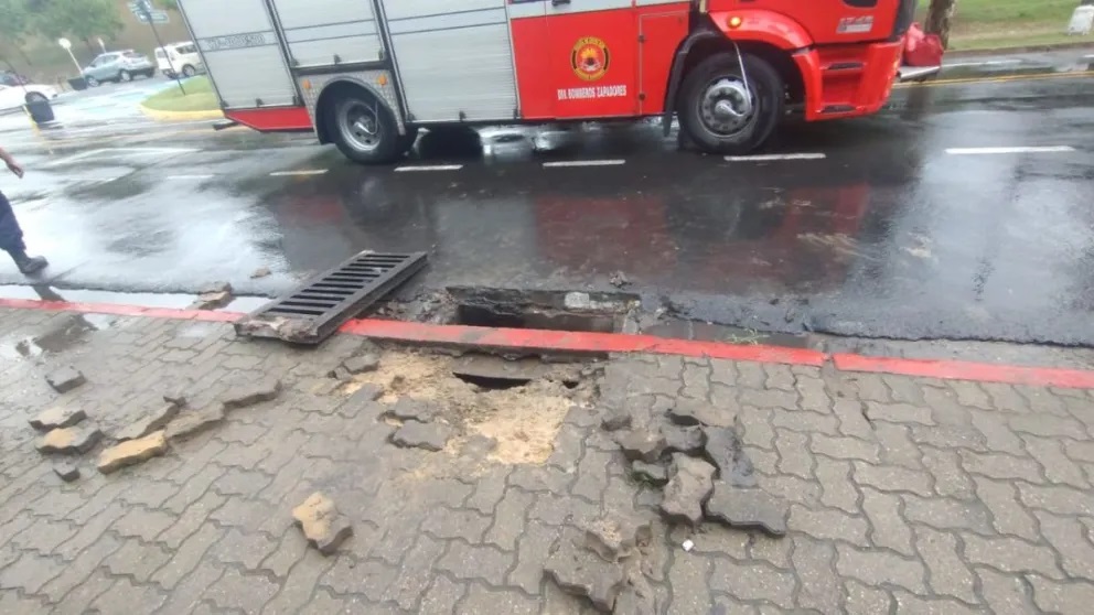 Un hombre fue rescatado en Paraná tras caer en las alcantarillas arrastrado por la lluvia