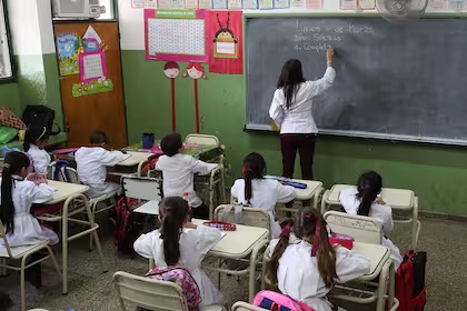 Gobierno y gremios se reúnen para abordar el nuevo sistema que determina el nivel de ausentismo docente