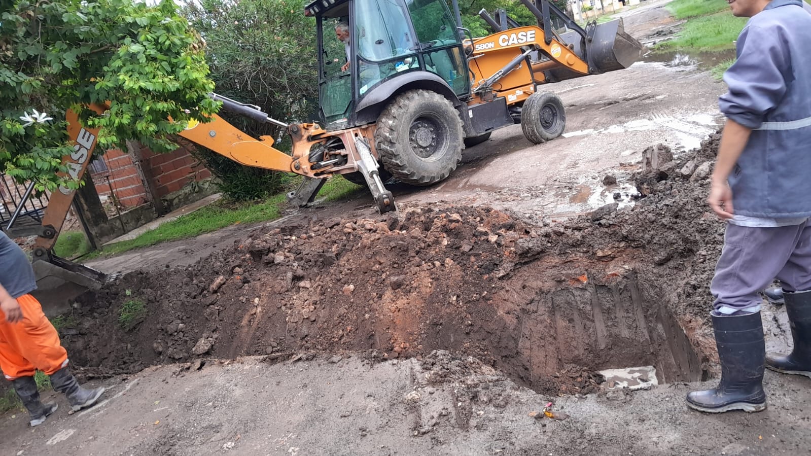 Realizan tareas de mantenimiento en la red de agua potable de la vecinal Estación Parera