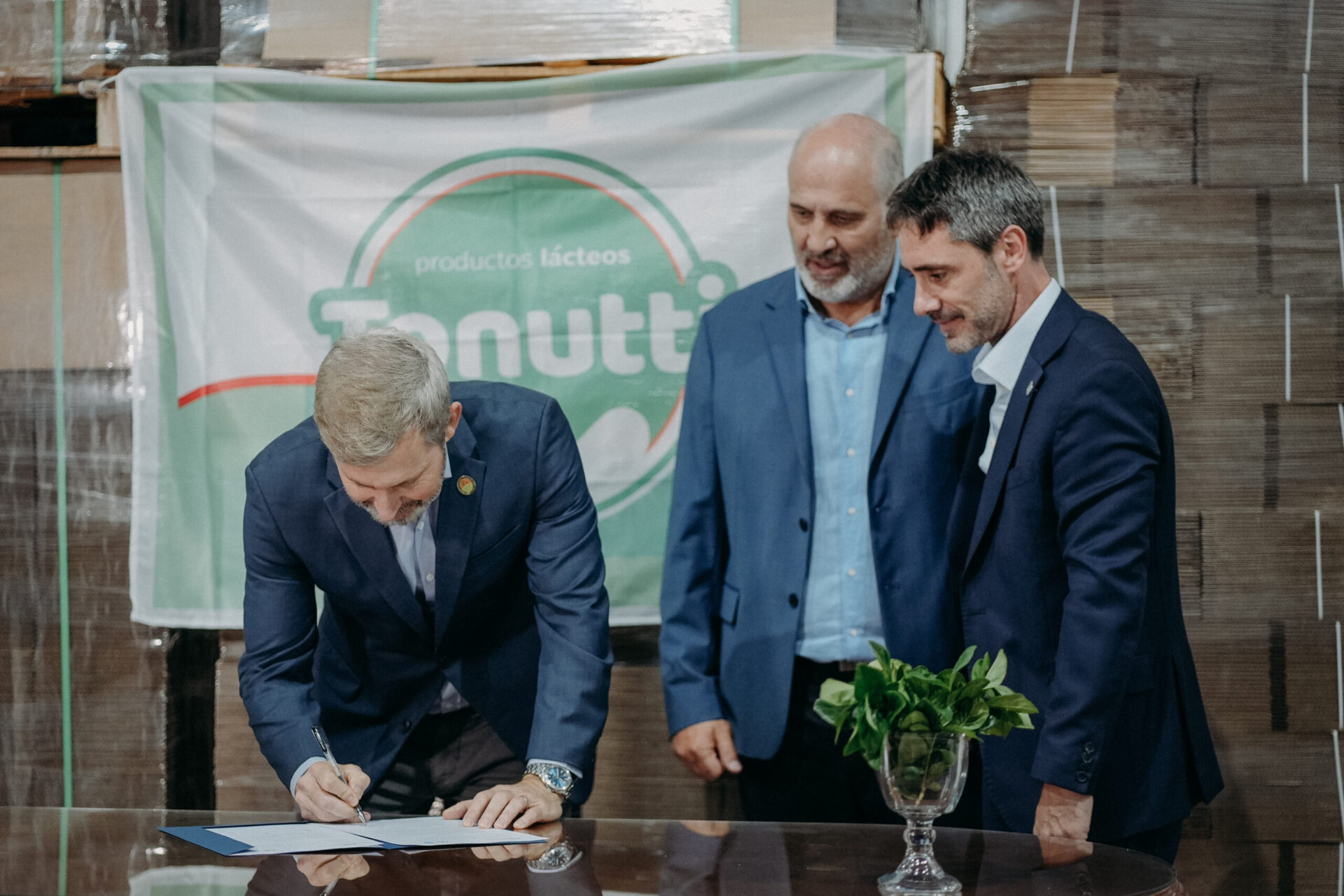 Frigerio entregó financiamiento a productores lácteos para realizar mejoras en sus emprendimientos