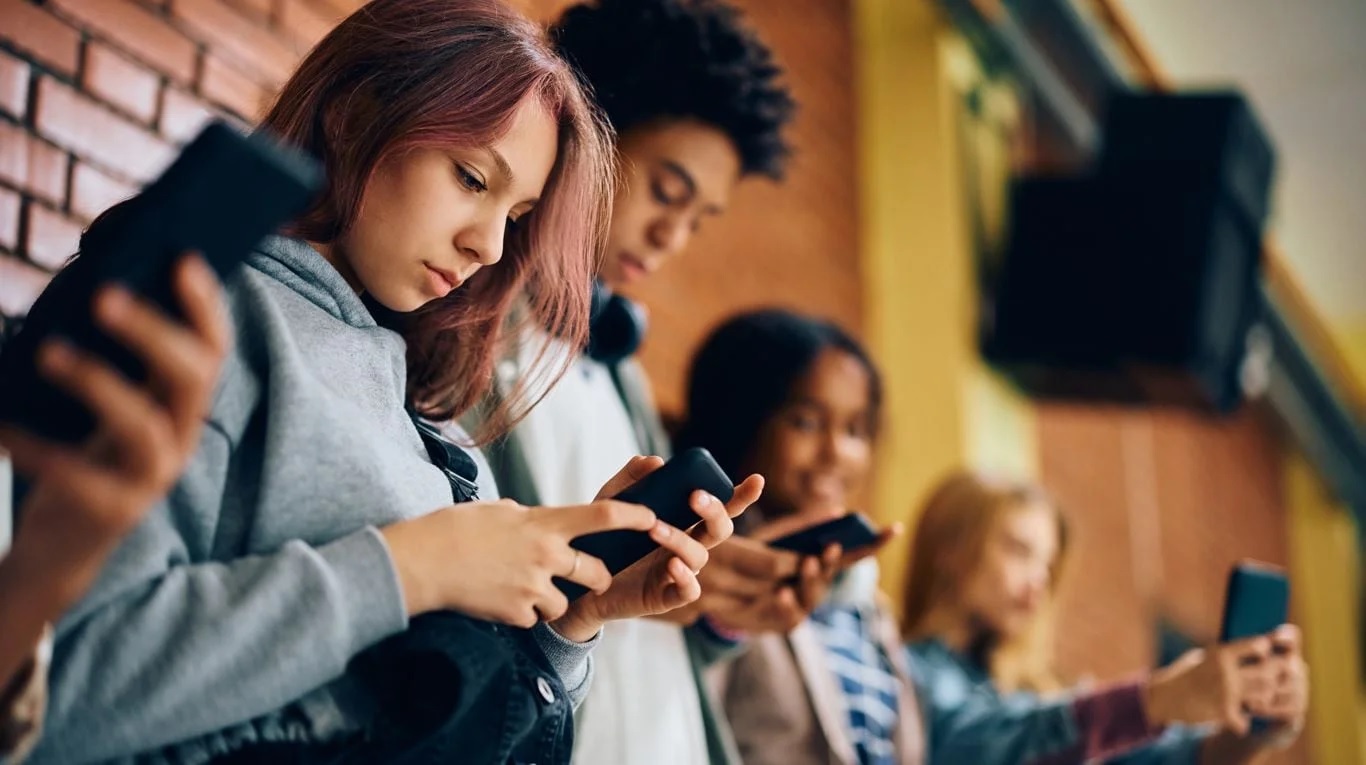 El Senado de Australia aprobó ley que prohíbe el uso de redes sociales a menores de 16 años