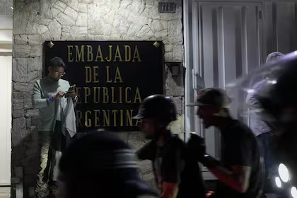 Argentina denunció al Gobierno de Venezuela por el asedio a la embajada en Caracas Argentina denunció al Gobierno de Venezuela por el asedio a la embajada en Caracas