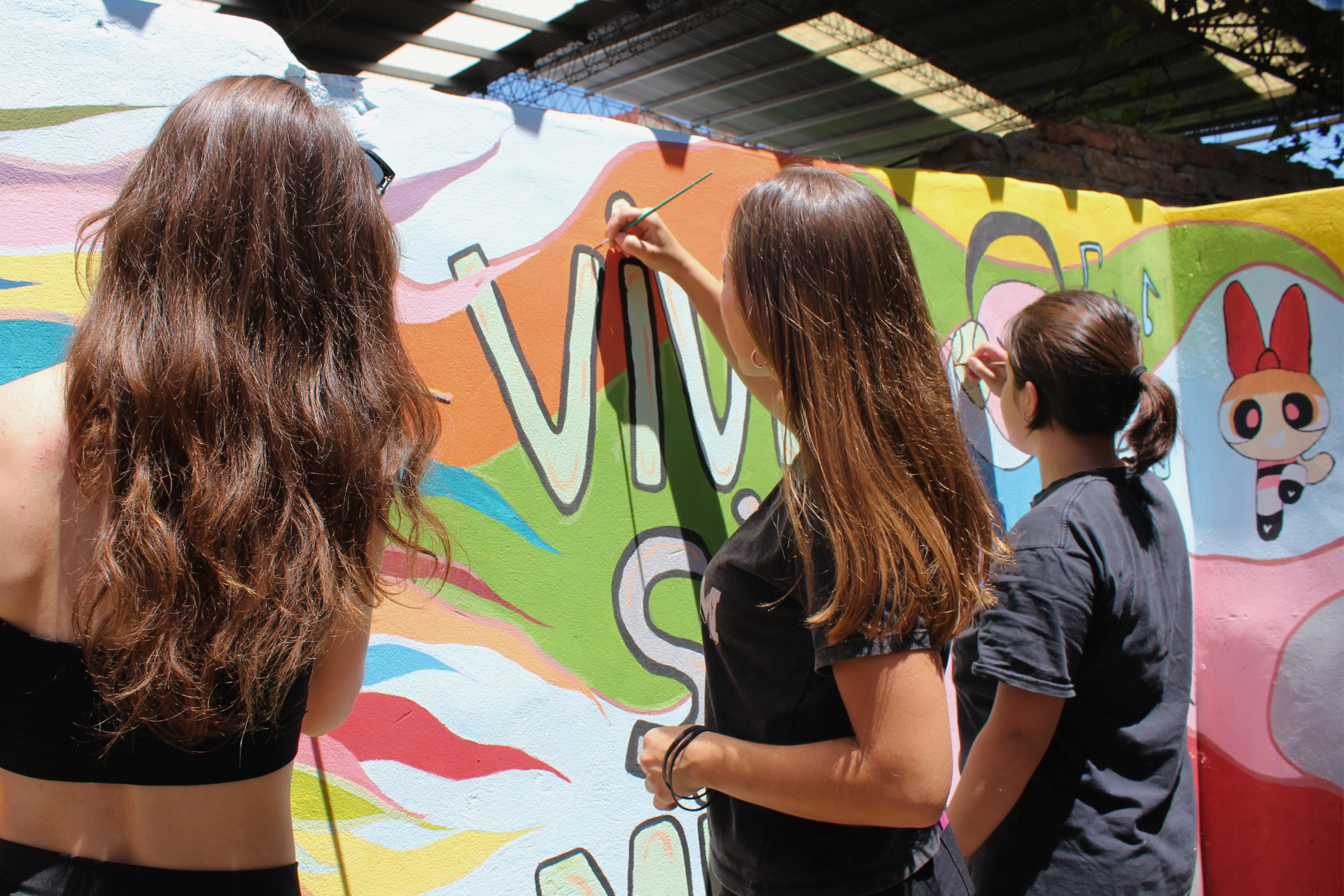 Mural en la Casa de Pre Egreso destaca la autonomía y el trabajo colectivo