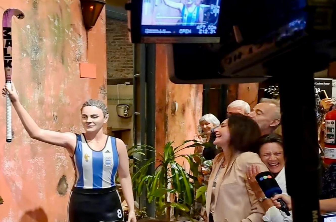 Luciana Aymar tiene su propia escultura en el mítico bar rosarino “El Cairo”