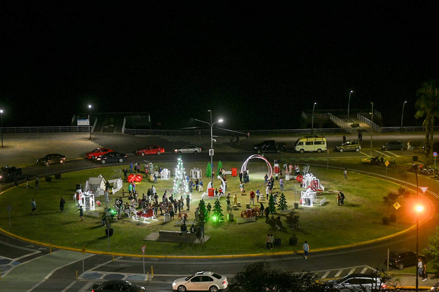 Paranaenses ya disfrutan el Paseo Navideño en la Plaza de las Colectividades