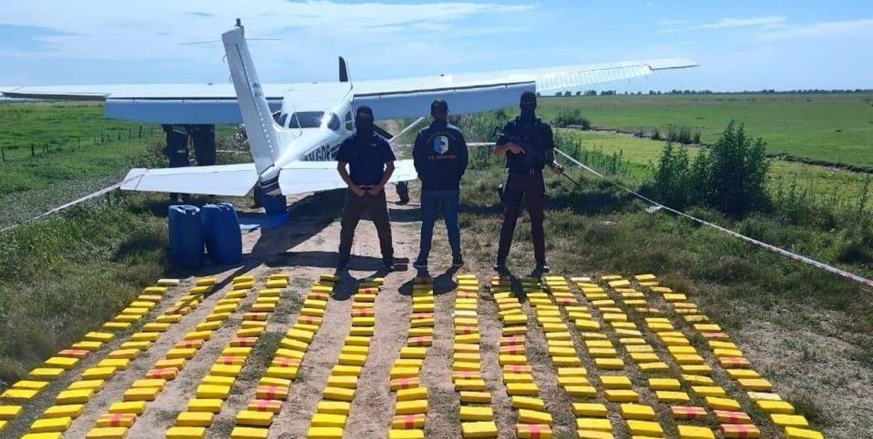 Reforzaron la seguridad de la comisaría donde están los tripulantes de la avioneta con 359 kilos de cocaína