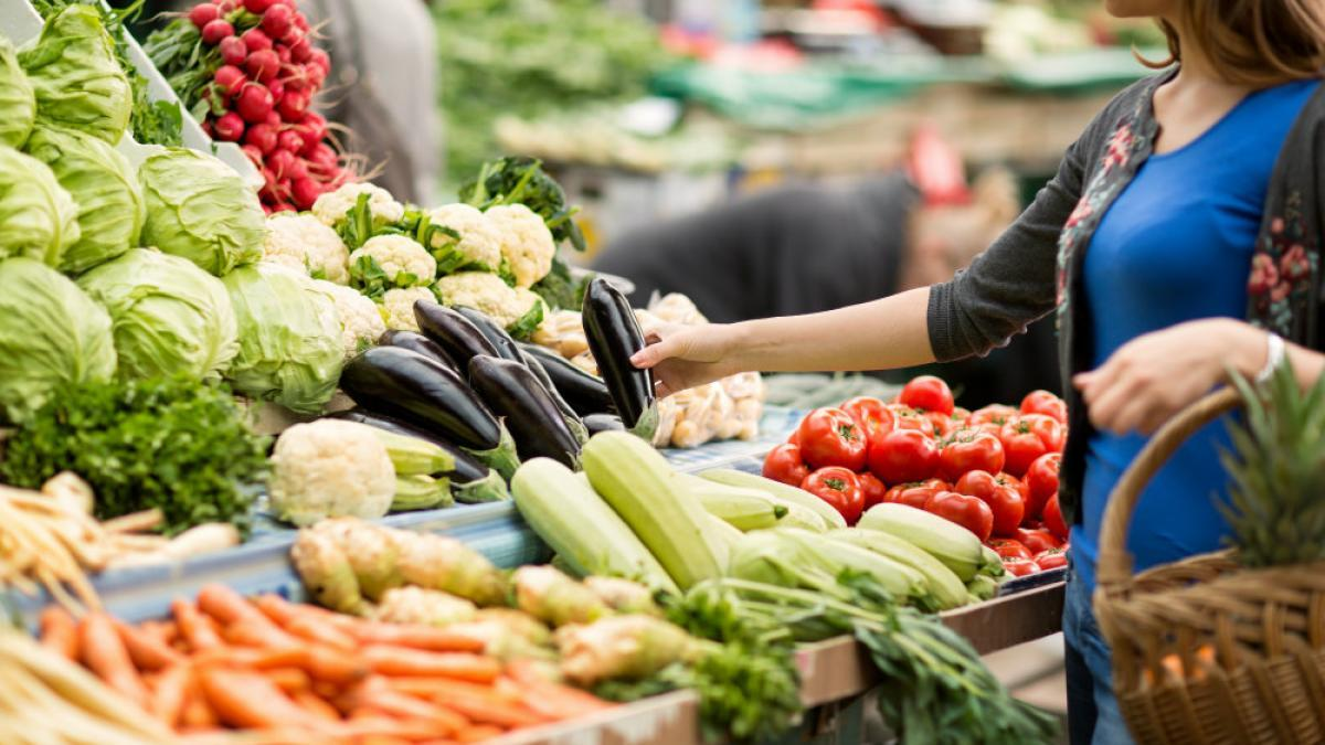 Flexibilizan la importación de alimentos para forzar la baja de precios