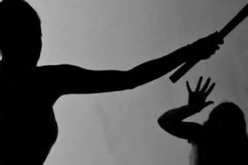 Golpeó a su hijo con un palo de escoba exigiéndole la clave del celular