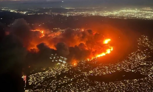 Voraz incendio en California: más de 30 mil evacuados