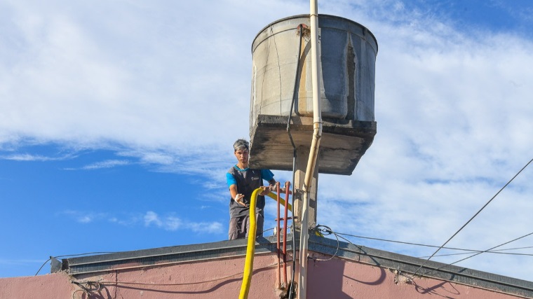 Continúa la asistencia en barrios de la zona oeste ante la poca presión de agua potable