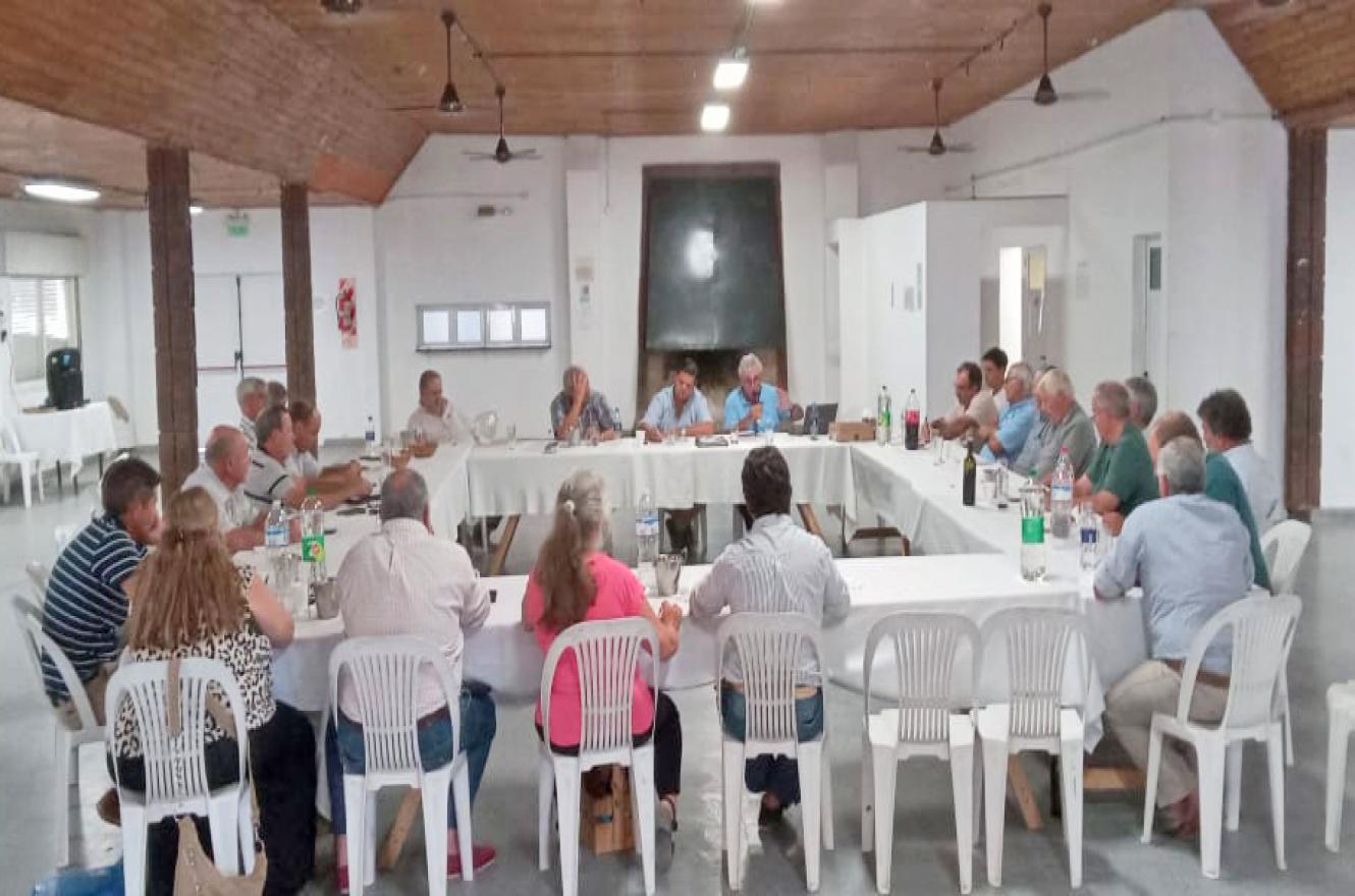 Entidad rural reclama al gobierno por caminos y la crisis del sector avícola